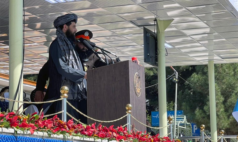 وزیر دفاع طالبان تصمیم پاکستان برای اخراج مهاجران افغانستان را «وحشت و بربریت» خواند