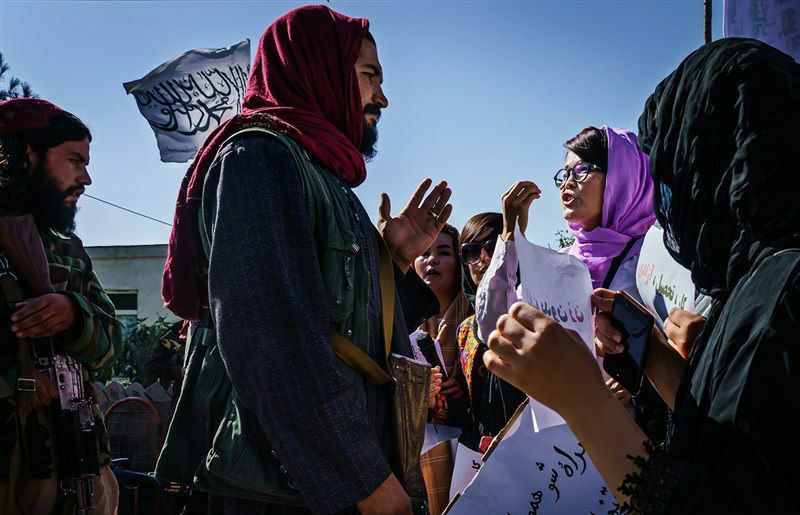 عفو بین الملل: رفتار طالبان با زنان مصداق جنایت در برابر بشریت است