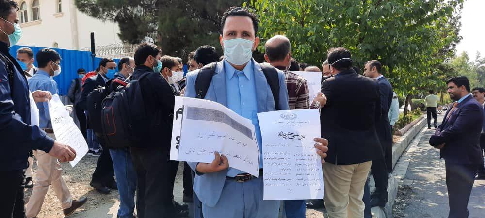 اساتید دانشگاه های دولتی افغانستان در تهران نسبت به برخورد دوگانه و تبعیض آمیز در عدم پرداخت مدد معاش دست به اعتراض زدند