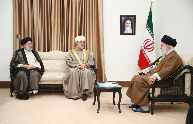 سلطان عمان با رهبر انقلاب اسلامی ایران دیدار کرد