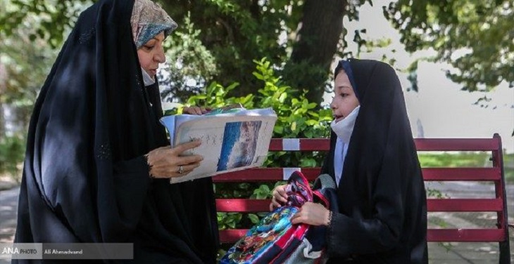 خانمی که به خاطر آموزش یک کودک  افغانی در پارکی در تهران، لقب «معلم فداکار» را گرفت