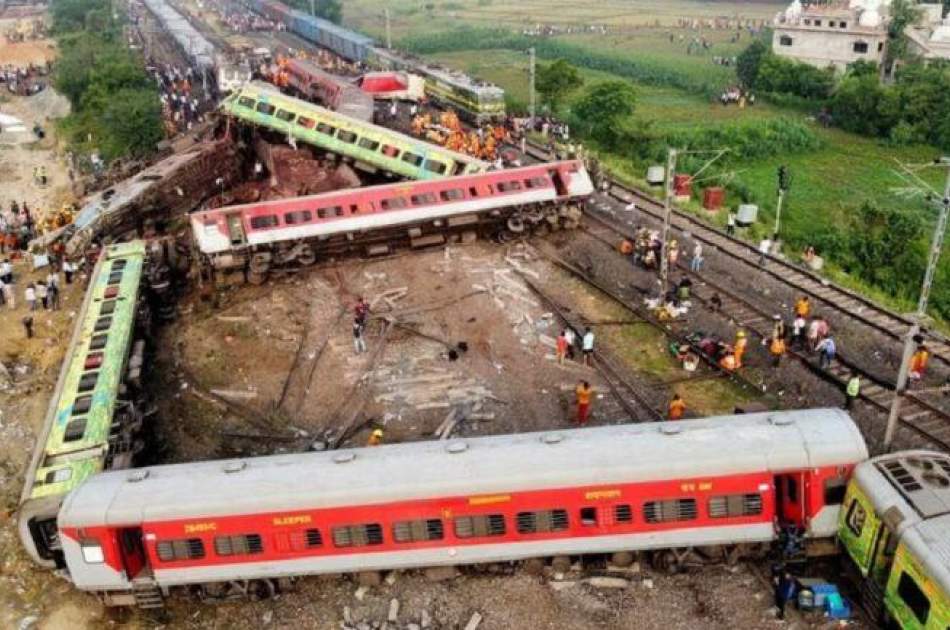 برخورد مرگبار دو قطار در هند؛ نزدیک به 300 تن کشته شدند 