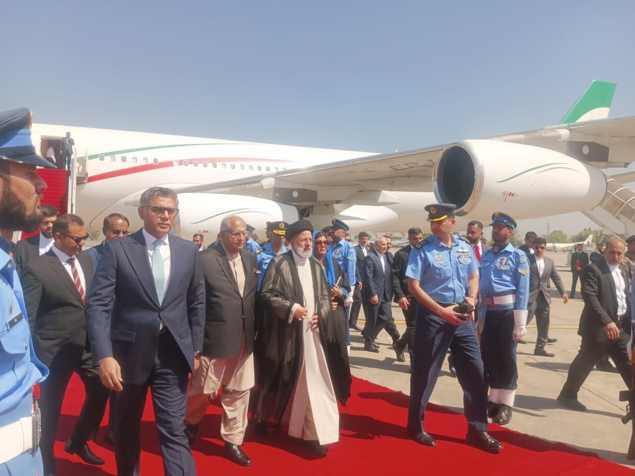 رئیس جمهور ایران با استقبال مقام های پاکستانی وارد اسلام آباد شد