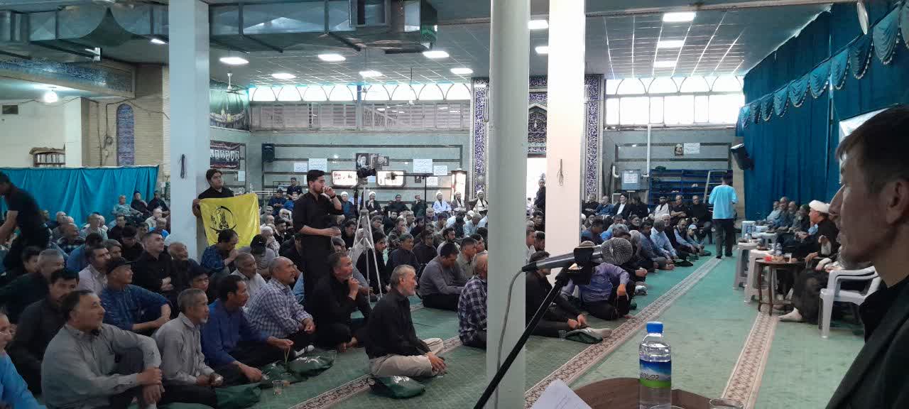 مراسم بزرگداشت رهبر شهید و تجدید بیعت با رهبر معظم انقلاب با حضور گسترده مهاجرین افغانستانی در غرب اصفهان برگزار شد - تصویر دوم خبر