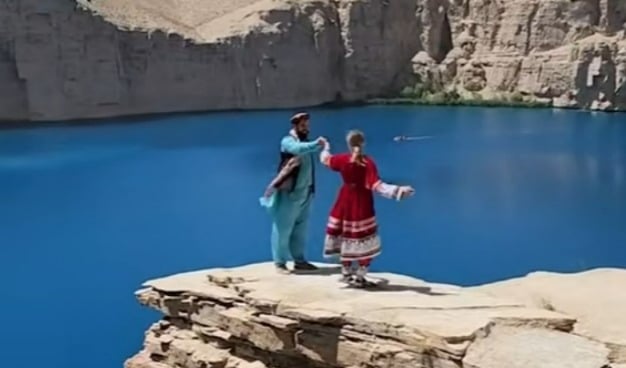 رقص زنان خارجی، سرکوب زنان داخلی