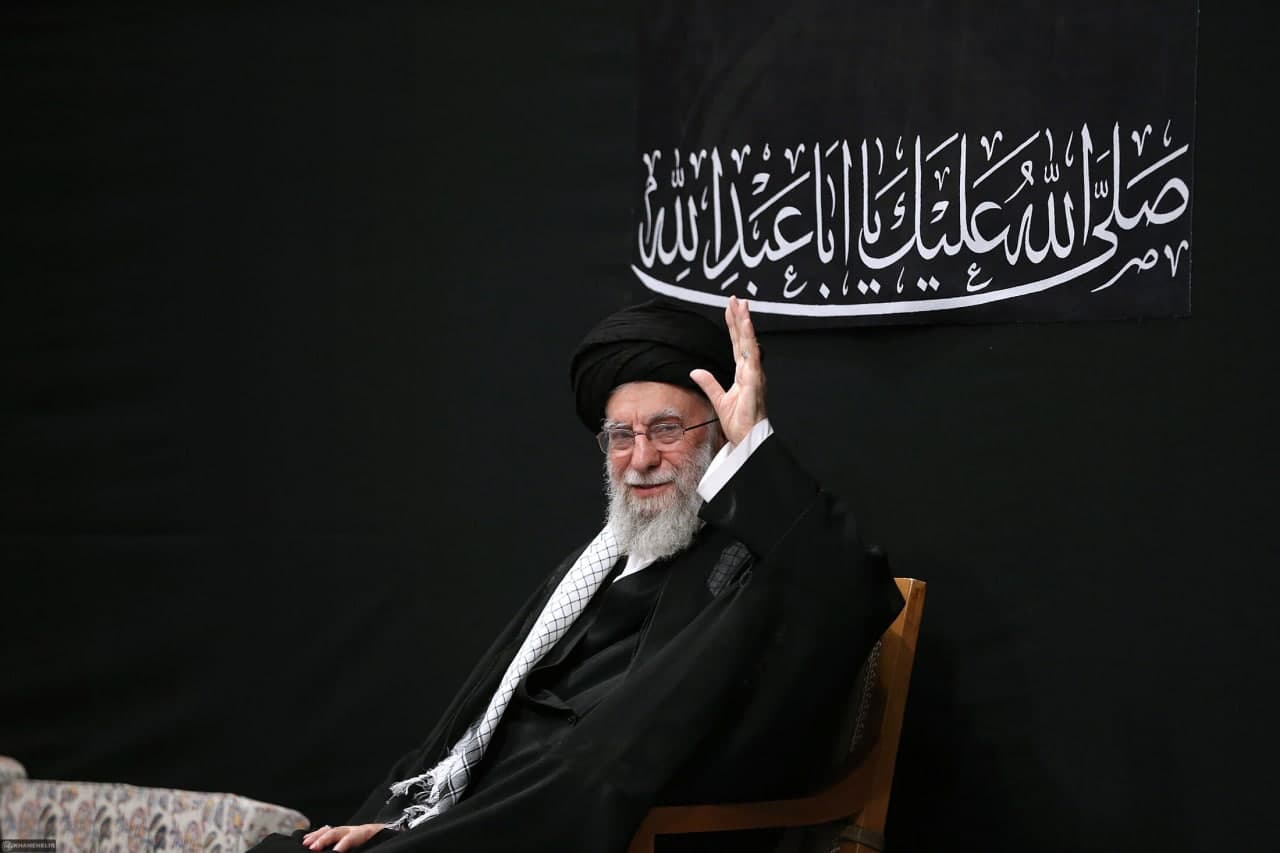 مراسم عزاداری شب عاشورای حسینی (علیه السلام) با حضور رهبر انقلاب اسلامی 