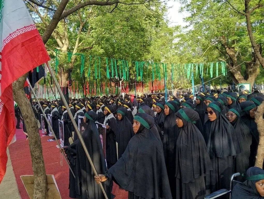 مراسم تشییع نمادین رهبر شهید امت اسلامی آیت الله سید علی خامنه ای در نیجریه مراسم تشییع نمادین رهبر شهید امت اسلامی آیت الله سید علی خامنه ای در نیجریه