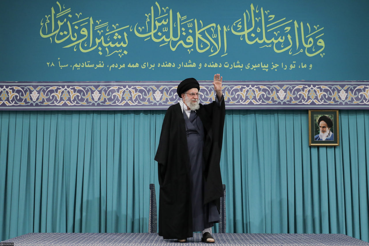 رهبر انقلاب اسلامی: رئیس جمهور آمریکا، مجرم اصلی فتنه اخیر است - تصویر دوم خبر