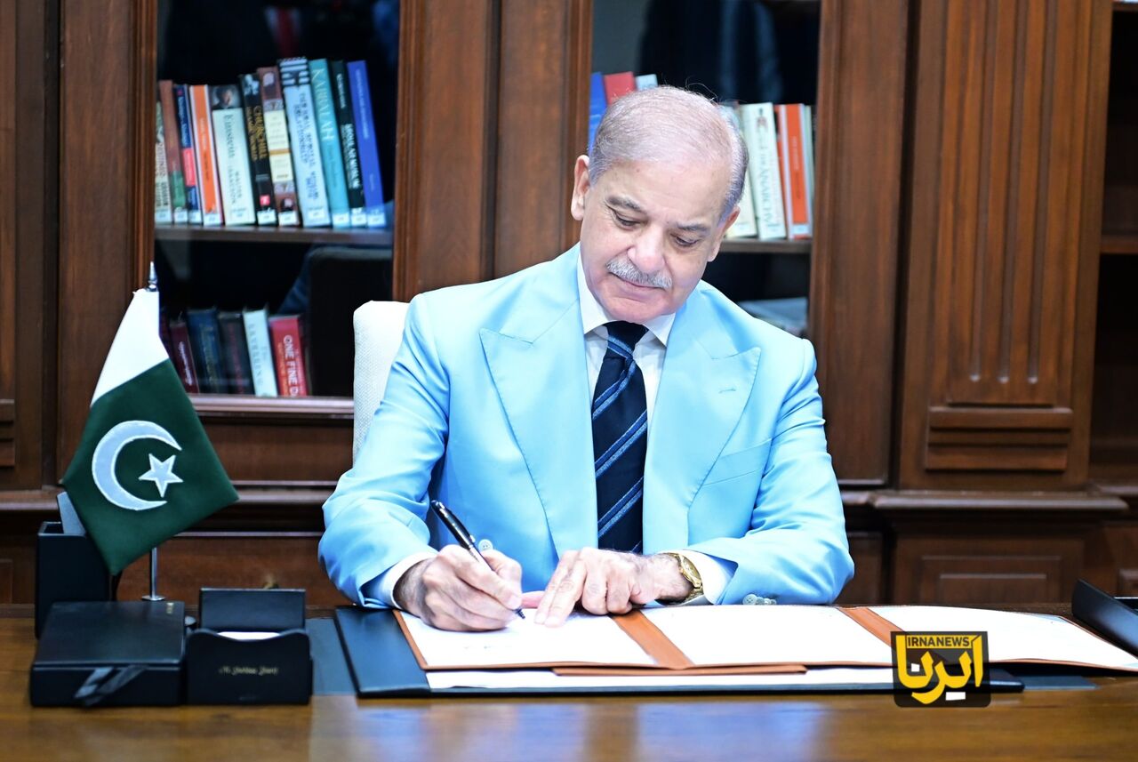 نخست وزیر پاکستان، به عنوان میانجی، یادداشت تفاهم اسلام آباد را امضا کرد نخست وزیر پاکستان، به عنوان میانجی، یادداشت تفاهم اسلام آباد را امضا کرد