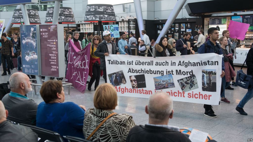 اعتراض ها علیه اخراج  پناهجویان افغانستانی در برابر میدان هوایی دوسلدورف - خبرگزاری افغان ایرکا