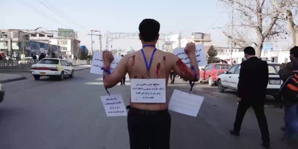 جوان معترض نیمه برهنه این بار در بلخ راه‎پیمایی کرد  - تصویر دوم خبر