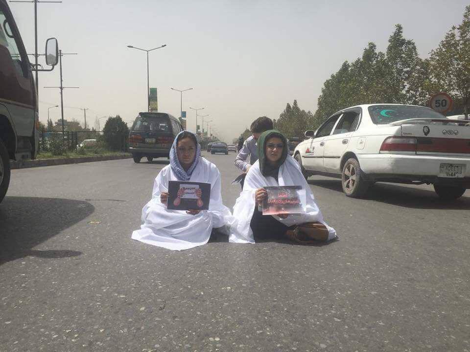  اعتراض دو خانم کفن پوش به اوضاع بد امنیتی در شهر غزنی  - خبرگزاری افغان ایرکا