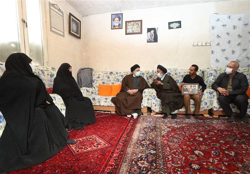  حضور سرزده آیت الله رئیسی در منزل شهید مدافع حرم فاطمیون در قم - تصویر سوم خبر