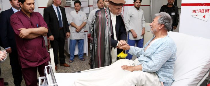 رئیس  جمهورغنی از مجروحین حادثۀ تروریستی اول حمل شهر کابل، عیادت کرد - خبرگزاری افغان ایرکا