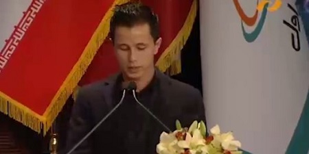 مهاجر افغانستانی که به جای کارگردان ایرانی در جشنواره فجر به روی سن رفت