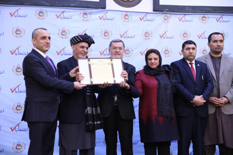 اشرف غنی وثیقۀ انتخاباتی را از سوی کمیسیون انتخابات دریافت کرد  - تصویر دوم خبر