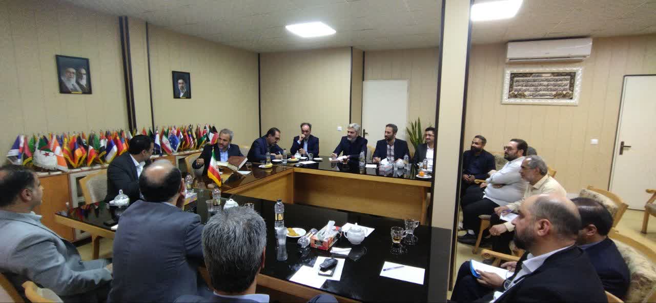 مشاور وزیر داخله و رئیس امور اتباع و مهاجرین خارجی ایران: بررسی میدانی چالش های اتباع و سرمایه گذاران خارجی در قم و تأکید بر تسهیل فرآیندها و حل مشکلات - تصویر دوم خبر
