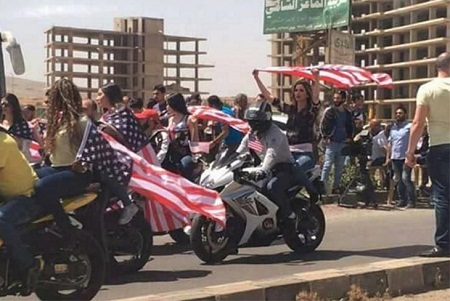 عکس ... اهتزاز پرچم آمریکا و شعارهای حمایت از ترامپ در قلب دمشق! - خبرگزاری افغان ایرکا