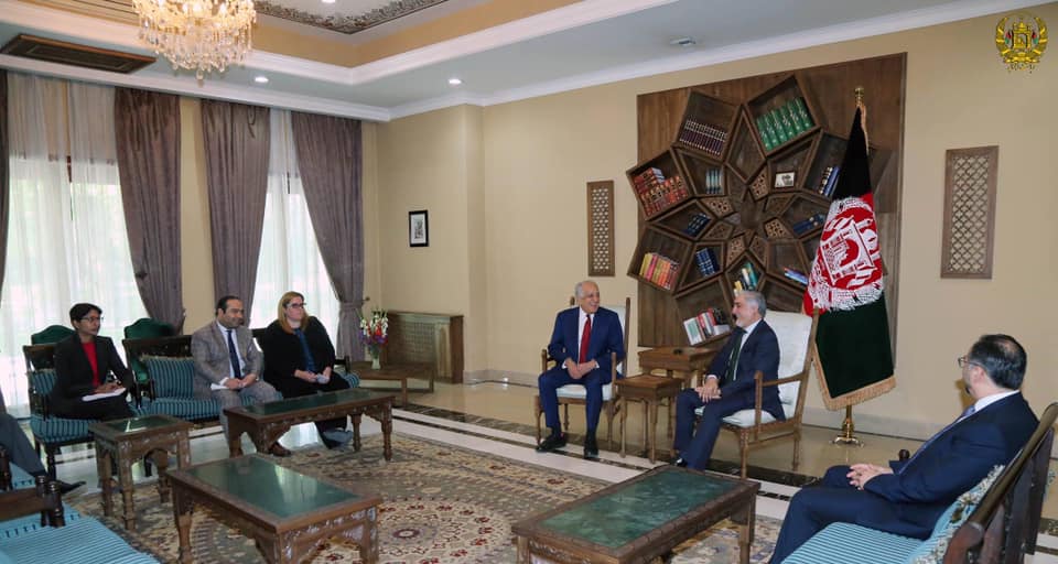  عبدالله در دیدار با خلیل زاد: حکومت آماده همکاری در روند صلح است  - خبرگزاری افغان ایرکا