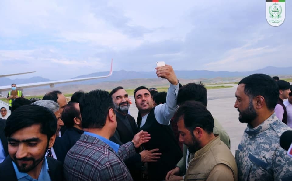  عطامحمد نور با استقبال گسترده هوادارانش، وارد مزارشریف شد - تصویر سوم خبر