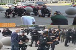  فیلم/ رفتار واقعی پلیسی که جلوی دوربین زانو زده بود