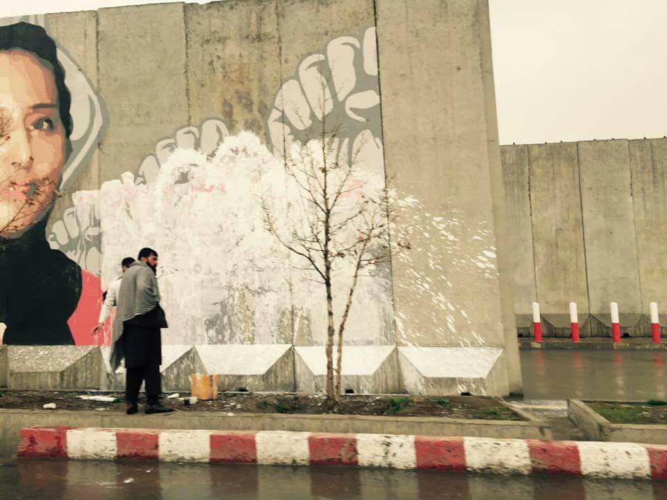 عده ای تصویری که وجدان گلبدین حکمتیار را تکان داد در پی محو آن برآمدند - تصویر دوم خبر