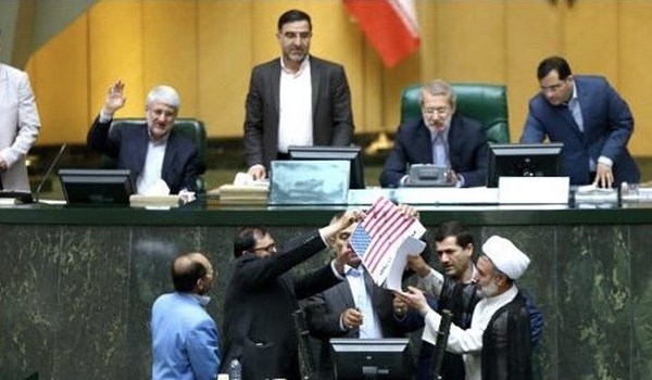 آتش زدن توافقنامه برجام در صحن علنی مجلس ایزان - تصویر دوم خبر