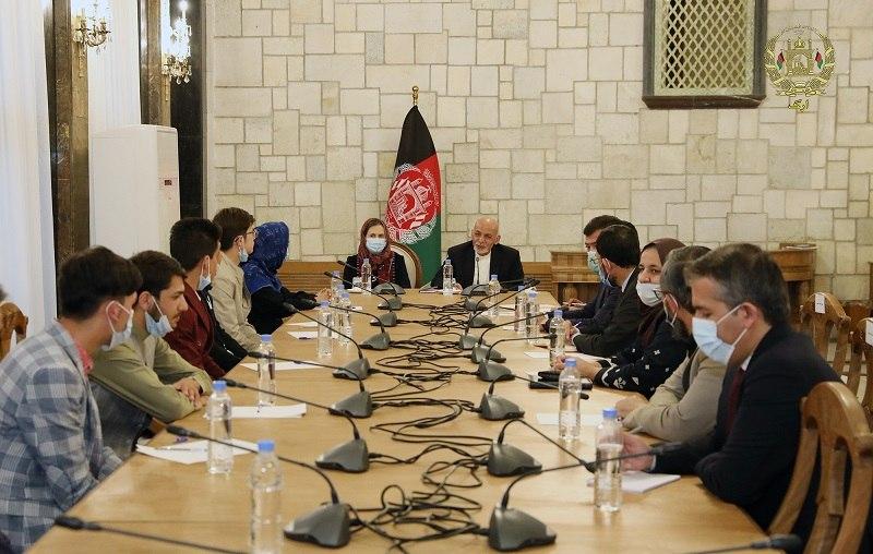 رئیس جمهور غنی با شش تن از اشتراک کنندگان ممتاز کانکور امسال، دیدار نمود - خبرگزاری افغان ایرکا