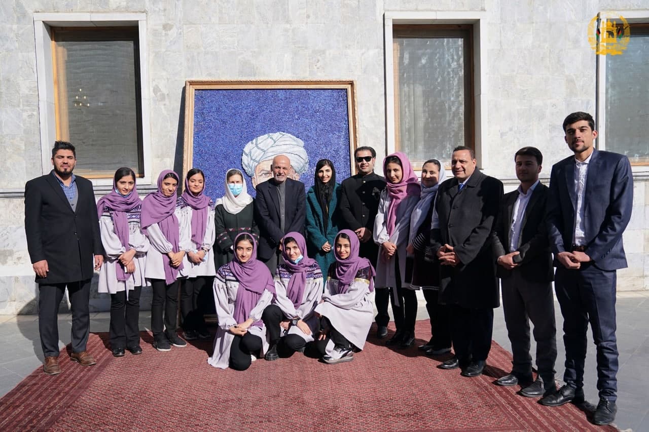  رئیس جمهور خطاب به تیم رباتیک دختران افغانستان: شما نسل جوان هستید که تفکر درازمدت برای رفاه و ثبات کشور دارید - خبرگزاری افغان ایرکا