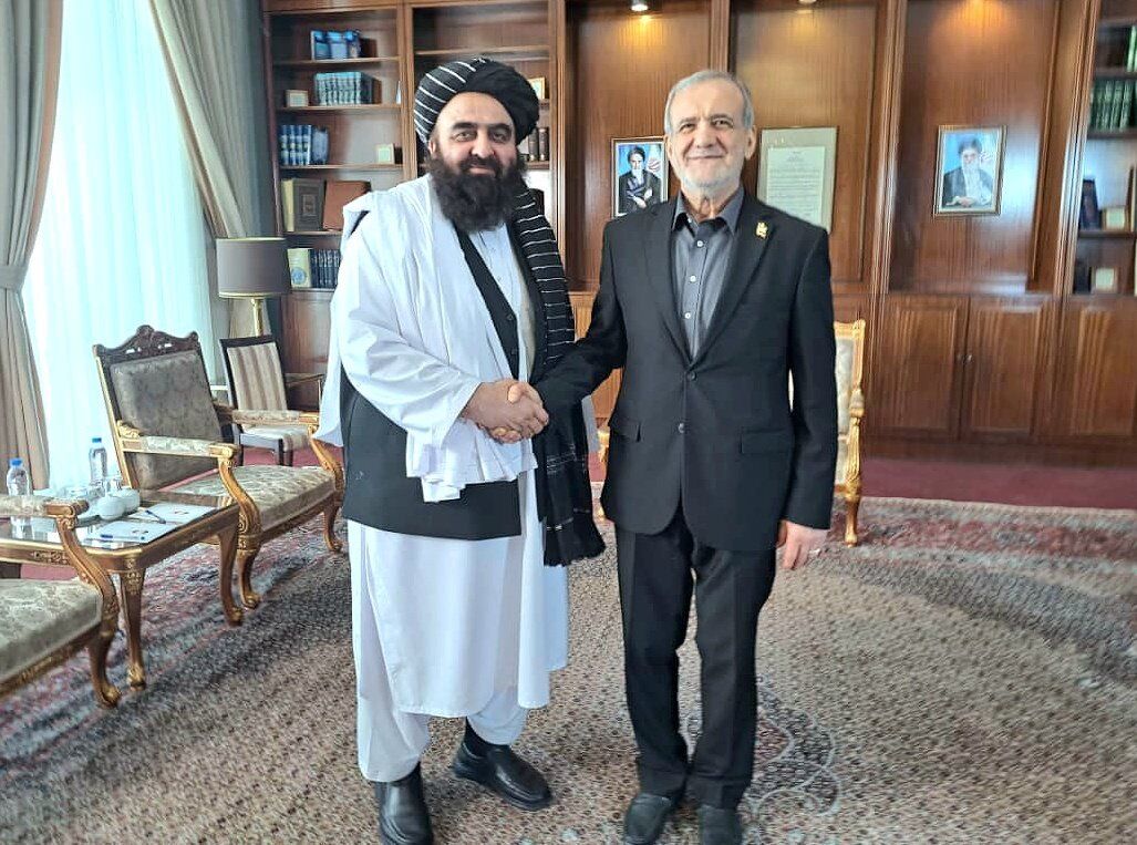 دیدار متقی وزیر خارجه طالبان با پزشکیان رئیس جمهور ایران - خبرگزاری افغان ایرکا