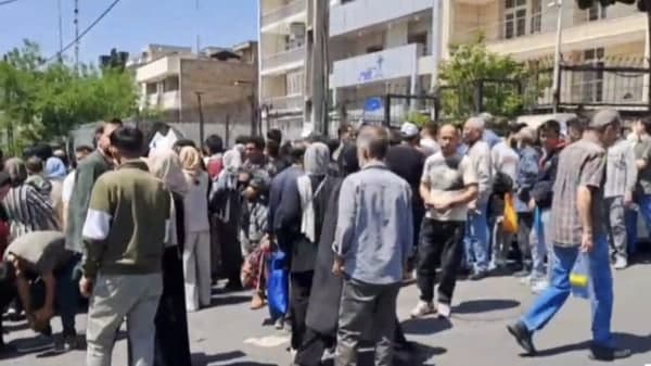تجمع مهاجرین مقابل سفارت افغانستان در تهران