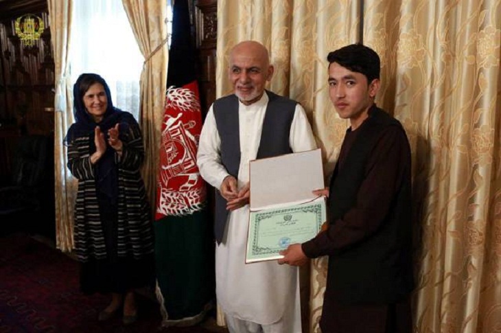 دیدار ﻣﺤﻤﺪاشرف غنی، با رضا رفعت اول نمرۀ عمومی کانکور ﻛﺸﻮﺭ - خبرگزاری افغان ایرکا