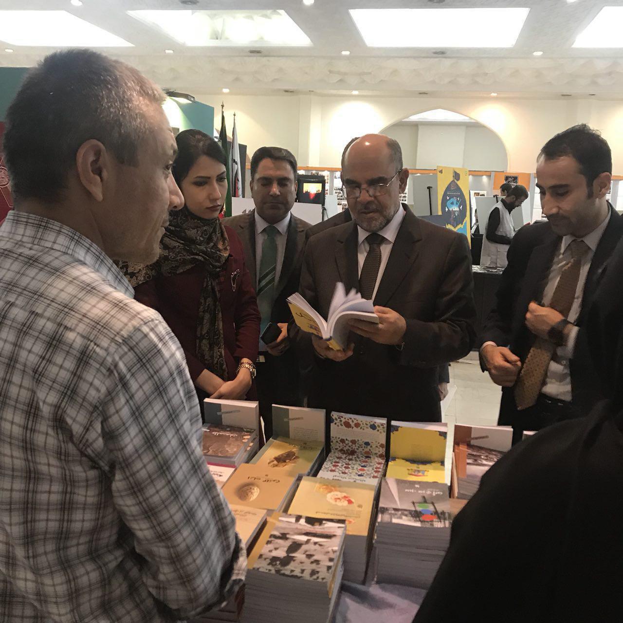 بازدید سفیر افغانستان از غرفه های کتاب کشورمان در نمایشگاه بین المللی کتاب تهران - تصویر دوم خبر