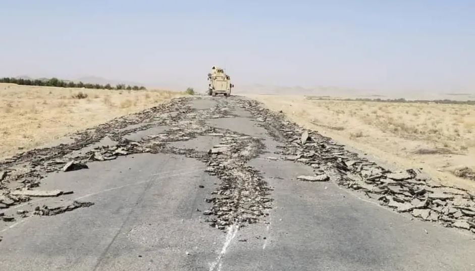 تصویری؛ طالبان شاهراه عمومی قندهار – ارزگان را با «تراکتور» تخریب کردند - خبرگزاری افغان ایرکا