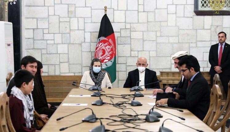  دختر شجاع افغان که دو پیکارجوی طالب را از پای درآورد با غنی دیدار کرد - خبرگزاری افغان ایرکا