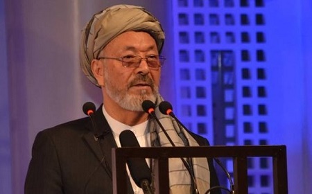 خلیلی: در برابر نیابتی شدن جنگ در افغانستان می ایستیم/موضع گیری اخیر طالبان یک گام مثبت در راستای تقویت روند صلح است