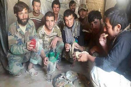 سربازان از گرسنگی نان فاسد می خورند (عکس) - خبرگزاری افغان ایرکا