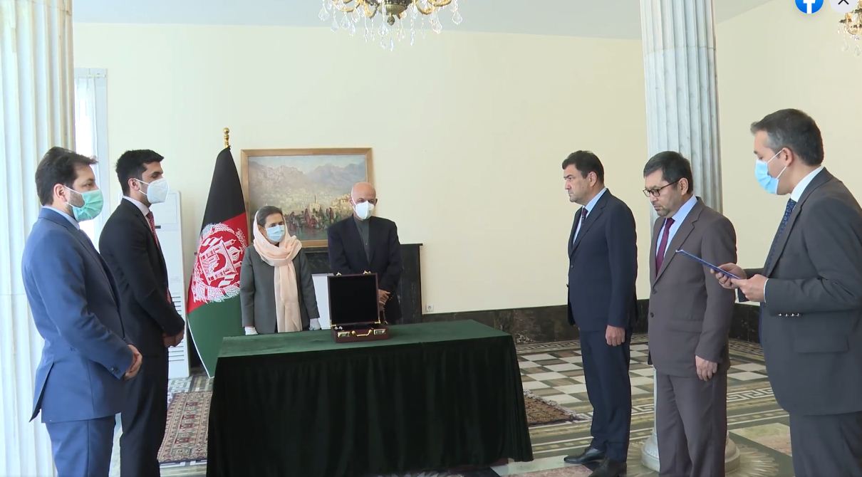  رئیس جمهور غنی تحفه پادشاه قطر را به بانک مرکزی داد  - خبرگزاری افغان ایرکا