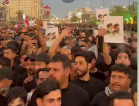 حضور عراقی ها دقایقی پیش از آغاز مراسم تشییع پیکر قائد امت