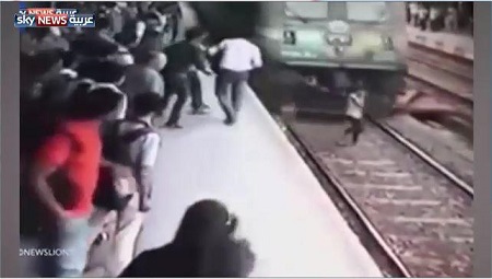  ویدیو؛ نجات معجزه آسای دختری که قطار از روی او رد شد - خبرگزاری افغان ایرکا