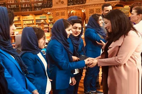 دیدار نخست وزیر کانادا با اعضای تیم روباتیک دختران افغانستان - تصویر دوم خبر