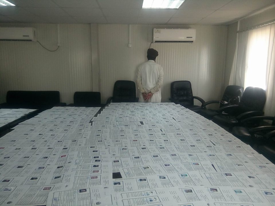 بازداشت مردی با 400 قطعه شناس نامۀ جعلی در کابل - خبرگزاری افغان ایرکا