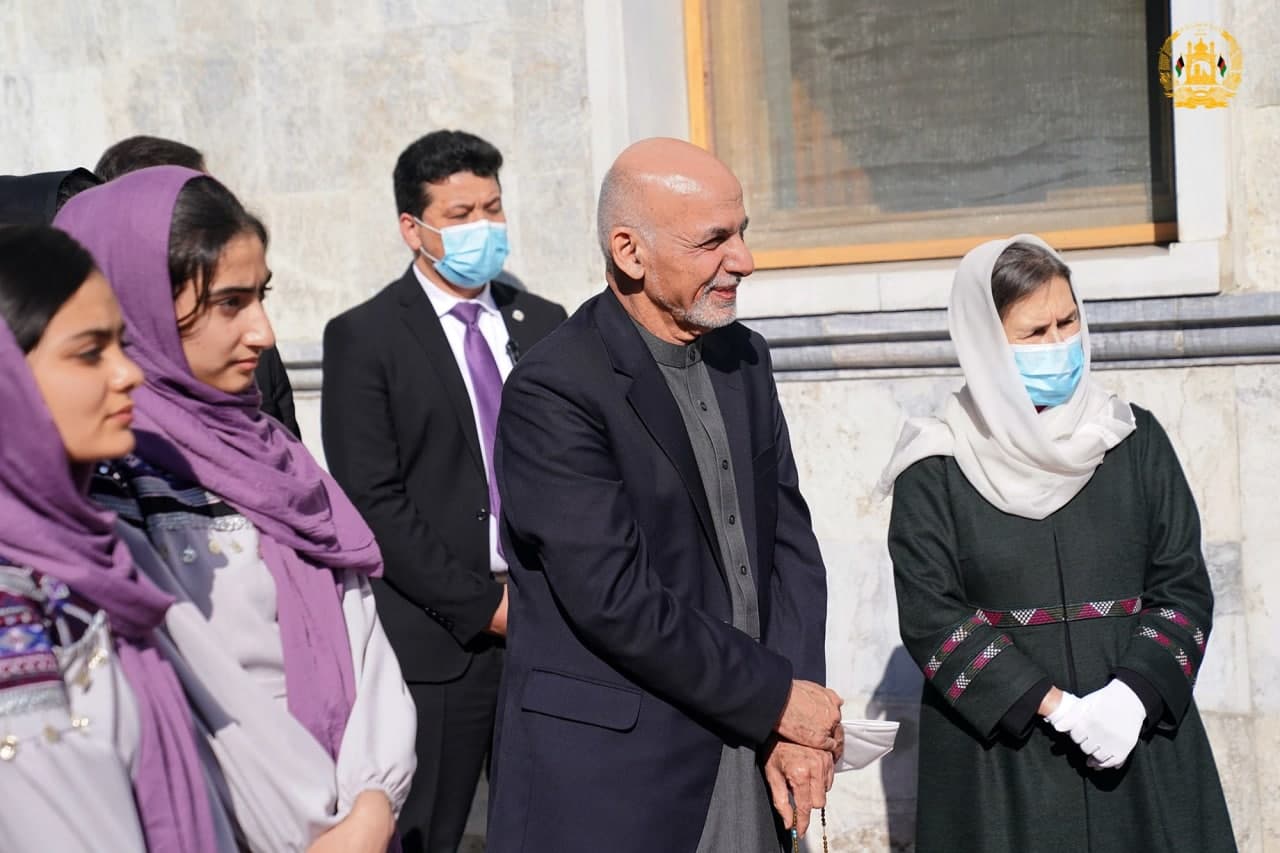  رئیس جمهور خطاب به تیم رباتیک دختران افغانستان: شما نسل جوان هستید که تفکر درازمدت برای رفاه و ثبات کشور دارید - تصویر دوم خبر