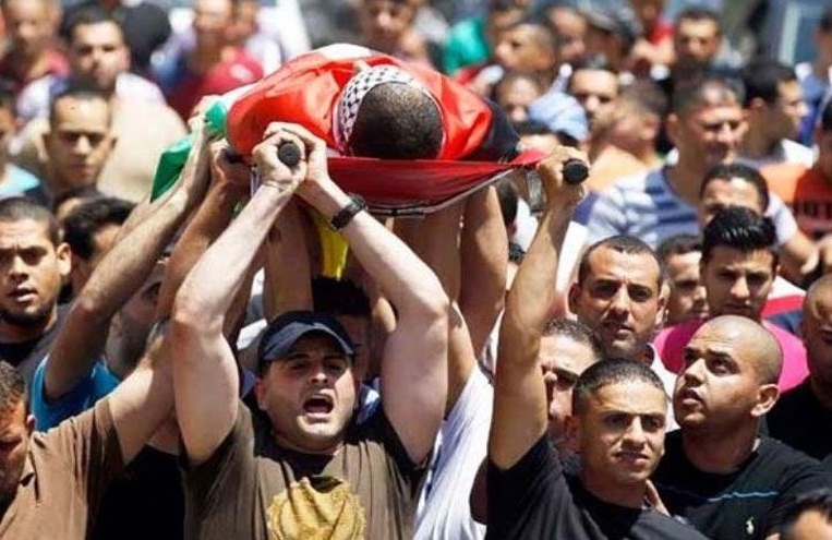 انتشار تصویر تأثیرگذار دخترک فلسطینی در کنار قبر پدر شهیدش - خبرگزاری افغان ایرکا