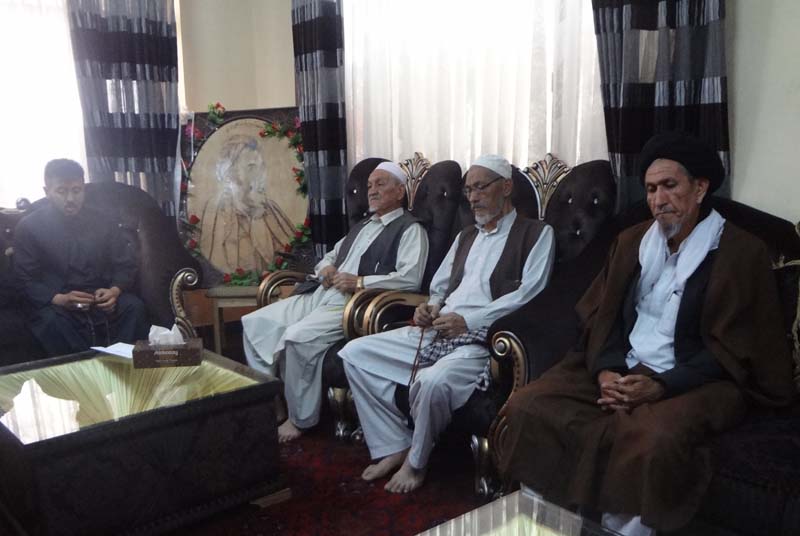 دبیرکل حزب رفاه ملی افغانستان با حضور در منزل شهید حاجی رمضان حسین زاده با خانواده ایشان ابراز همدردی نمود  - تصویر دوم خبر