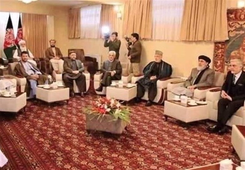 نشست سیاسیون در منزل «کریم خلیلی» رئیس شورای عالی صلح - تصویر دوم خبر