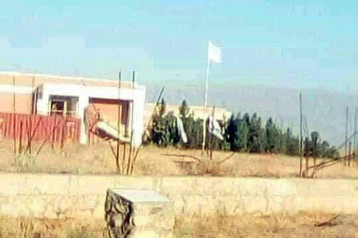 پرچم سفیدرنگ طالبان بر فراز بام خواب گاه دانش جویان دانشگاه تخار - خبرگزاری افغان ایرکا