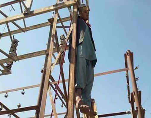 طالبان این فرد را به جرم کودک ربایی حلق آویز کردند (عکس) - تصویر دوم خبر