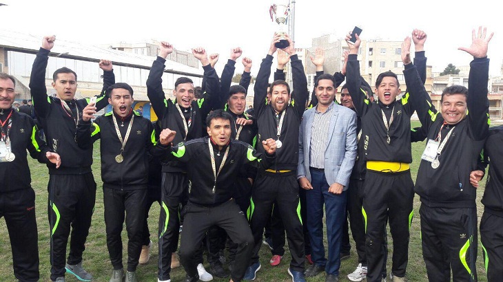تیم منتخب مهاجرین ولایت فارس ایران جام قهرمانی مسابقات فوتبال افغانستان شناسی را بالای سر برد - خبرگزاری افغان ایرکا