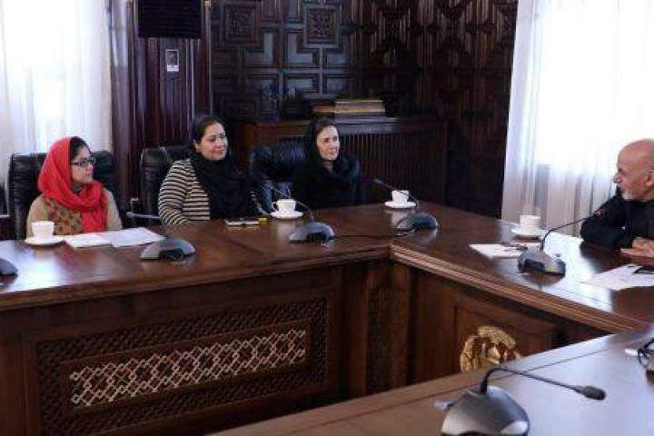  رئیس جمهور غنی: امتیاز نشر علامت «ساخت زنان افغان» به اتاق تجارت و صنایع زنان افغانستان داده می شود - خبرگزاری افغان ایرکا